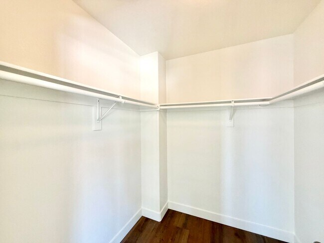 Building Photo - 4 Bedroom 3 Bathroom Cul-de-sac Home with Huge Backyard