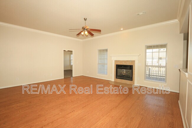 Building Photo - 1592 Hutchinson St