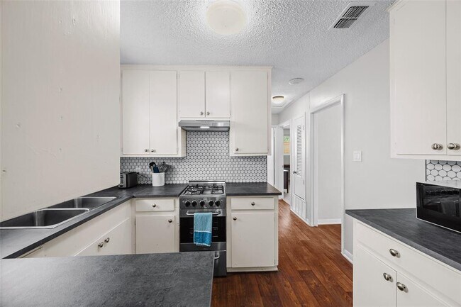 Building Photo - 2203 Ventura Dr