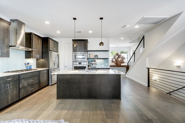 Building Photo - South Austin 3x3.5 Townhome @Bluebonnet Lane