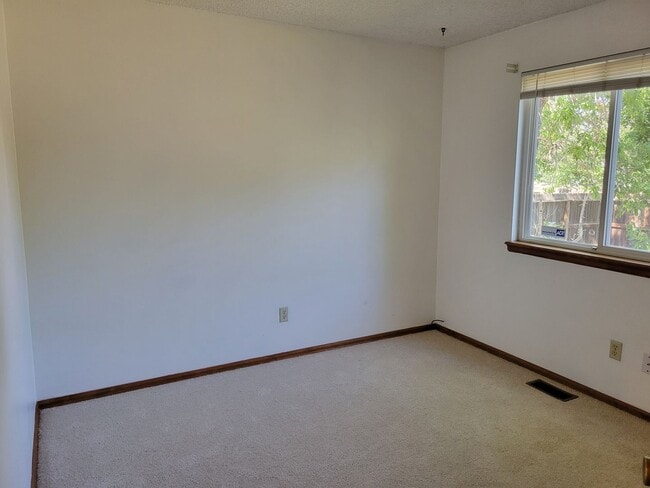 Building Photo - 4 Bed, 2.75 Bath with A/C! - MileStone Rea...
