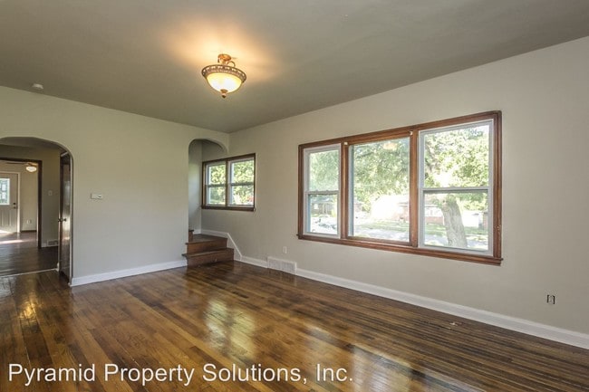 Building Photo - 4 br, 1 bath House - 5 E Park Ave