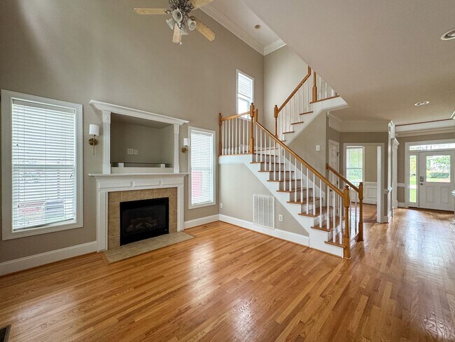 Building Photo - 5 Bedroom Home in Gated Golf Course Community