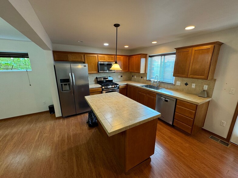 Building Photo - Spacious 3 bed 2.5 Bath Townhome
