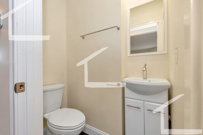 Building Photo - Huge 5 bed in Medford