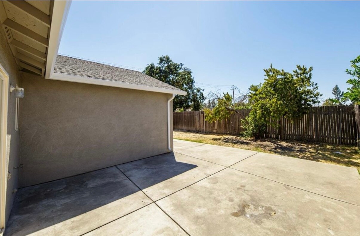Building Photo - 210 Cordova Ln