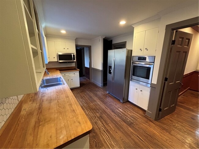 Building Photo - 930 W Bloomfield Rd