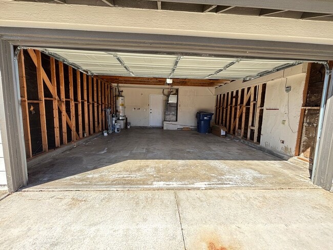 Building Photo - Single Story Palmdale Home