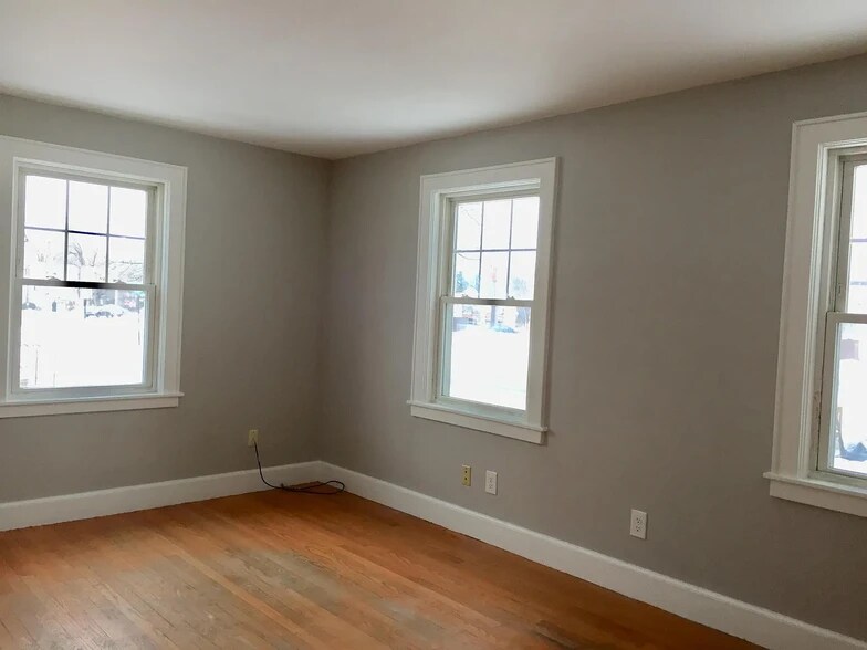 Building Photo - 144 S Maple St