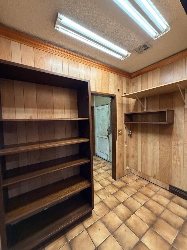 Building Photo - 3BEDROOM 1 BATHROOM COMMERCIAL PROPERTY