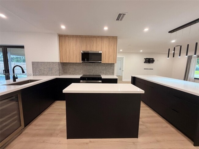 Building Photo - 1462 SW 25th Ave