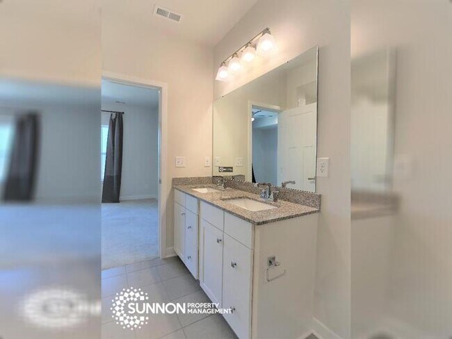 Building Photo - Beautiful 4 Story Townhome in South Charlotte!