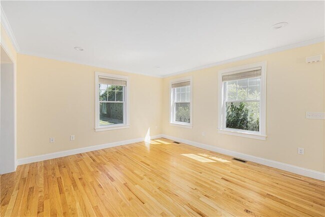 Building Photo - 20 Vanderbilt Ln