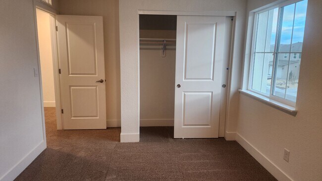 Building Photo - BRAND NEW 4 BEDROOM