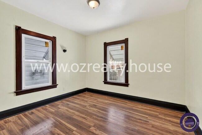 Building Photo - 834 Oak St