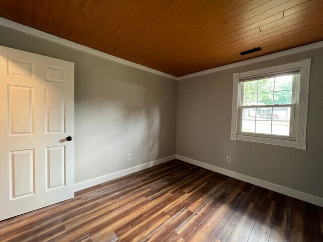 Building Photo - Cute 3 Bed 2 Bath!