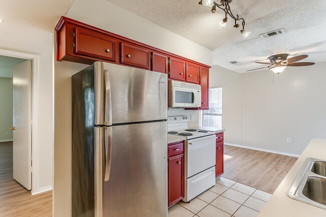 Building Photo - Great 2 Bed 2 Bath Townhouse in S Arlington- 76017