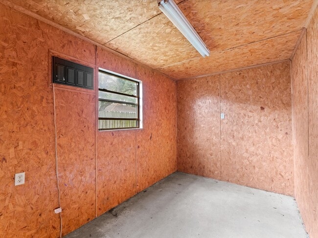 Building Photo - 2122 Briar Cir