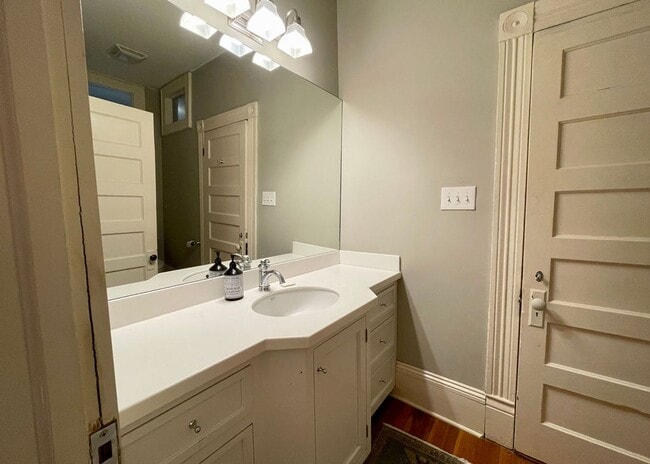 Building Photo - Available for lease May-September 2026. Stunning Fully-Furnished 3 BR/2.5 BA Available in the Hea...