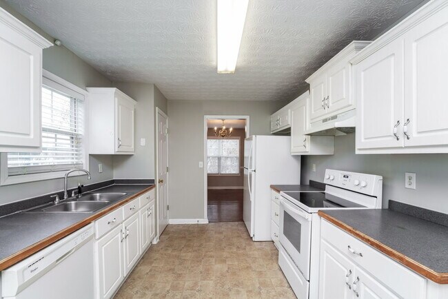 Building Photo - 335 Shadowbrooke Cir SW