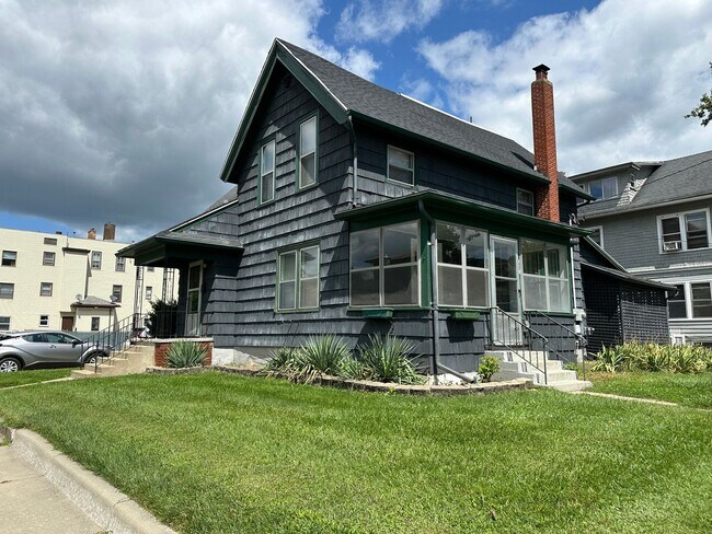 Building Photo - First St 313 w/Wesley St 346 W