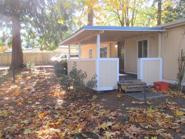 Country Living ! Huge lot ! 3 bedroom an... - Country Living !  Huge lot !  3 bedroom an...