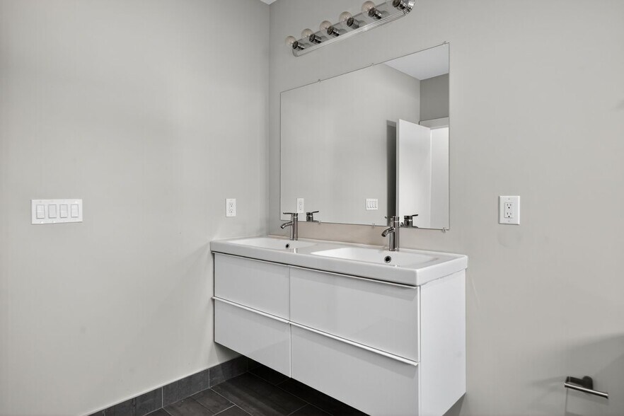 Building Photo - 1518 S 25th St