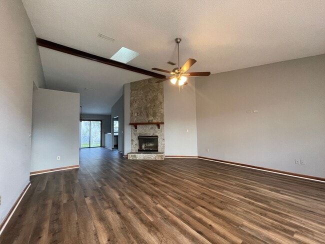 Building Photo - ** Coming Soon ** LARGE 4 BEDROOM IN ICW AREA