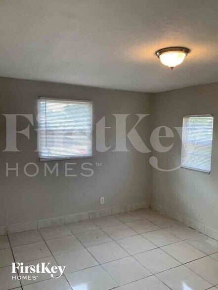 Building Photo - 1105 Arizona Ave