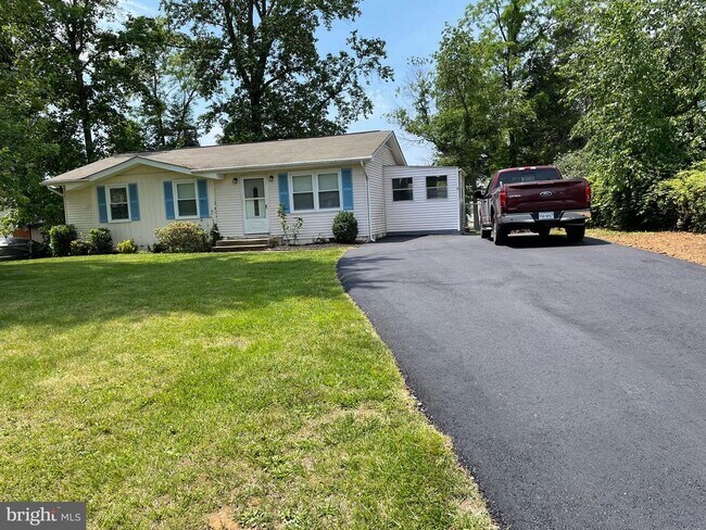 Building Photo - 104 Lark Ln