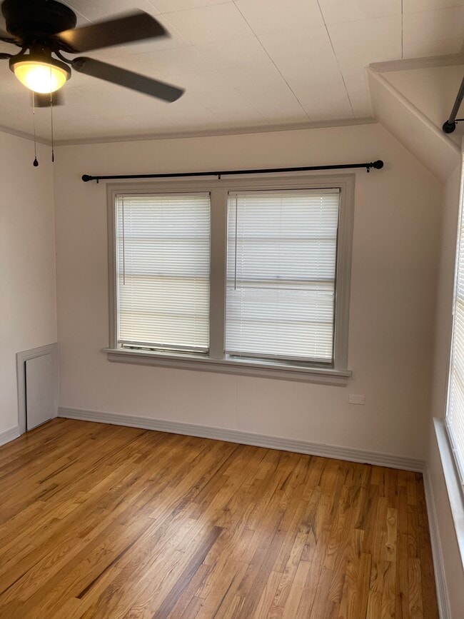 Building Photo - 122 Rowland Pl