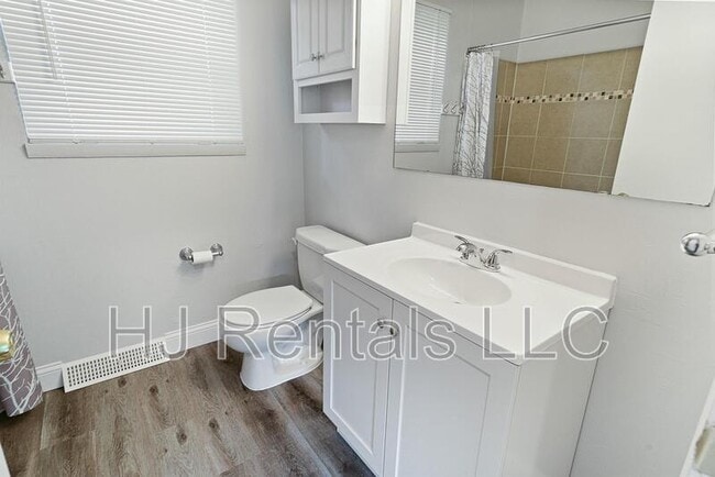 Building Photo - 532 Holiday Ave