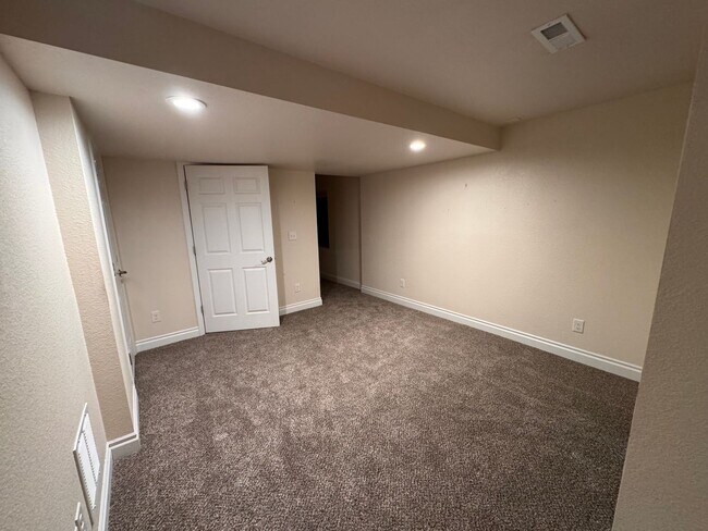 Building Photo - 1 Bedroom 1 bathroom basement unit in Erie.