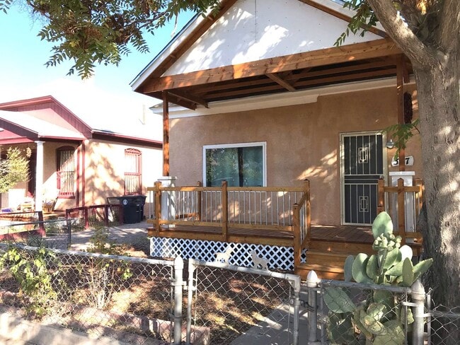 Building Photo - Gorgeous 2 bedroom in Barelas! Great location. Washer/Dryer.