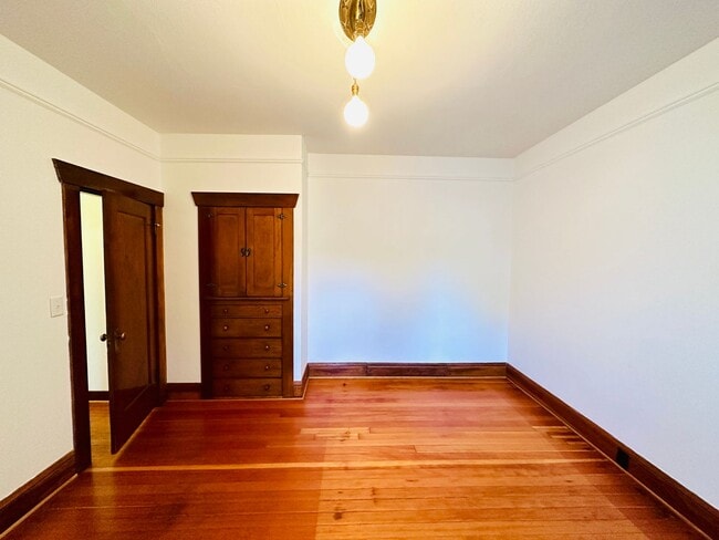 Building Photo - Beacon Hill - "Pretty in Pink" 2 Bedroom /...