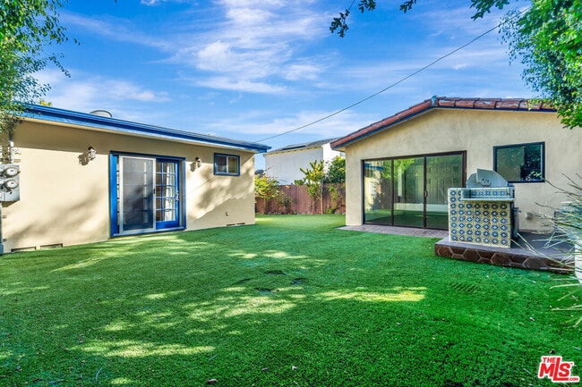 Building Photo - 10587 Holman Ave
