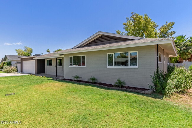 Building Photo - 1311 E 2nd Pl