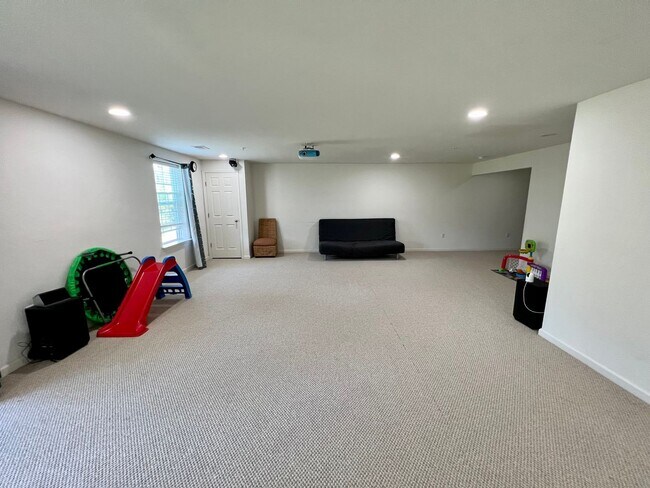 Building Photo - Beautiful 3-Bedroom End Townhouse in Royersford! Available mid-June!