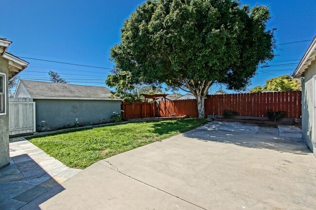 Building Photo - Bright & Charming, Single Story 3BR2BA Home w/ Large Front Yard, Huge Fenced Rear Yard w/ Large D...