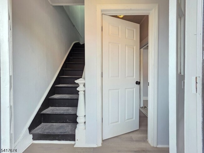 Building Photo - 8 Lincoln Ave