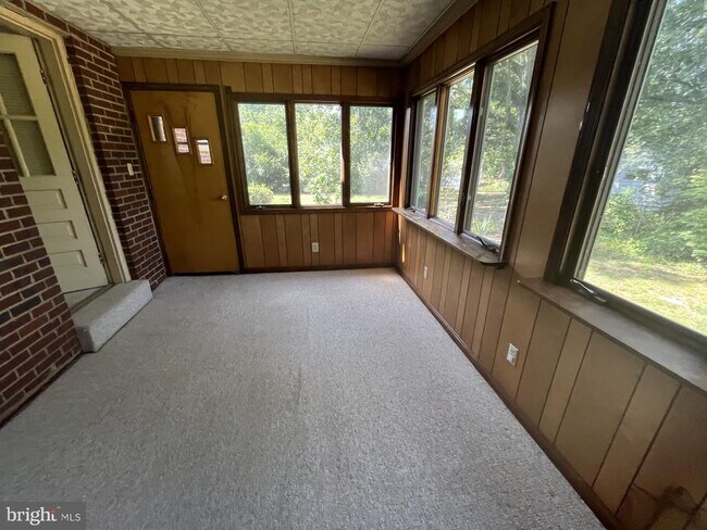 Building Photo - 4906 Hood Dr