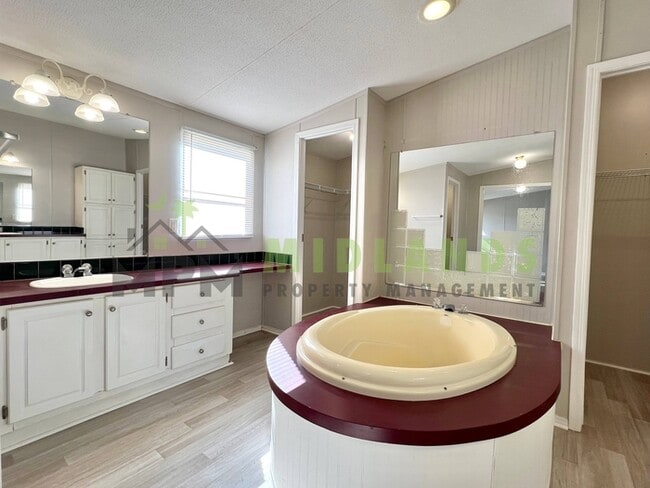 Building Photo - 323 Tabor Dr