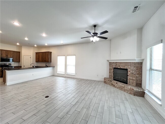 Building Photo - 5909 NW Reynolds St