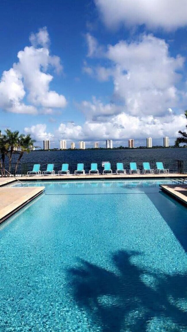 Building Photo - 1010 Lake Shore Dr