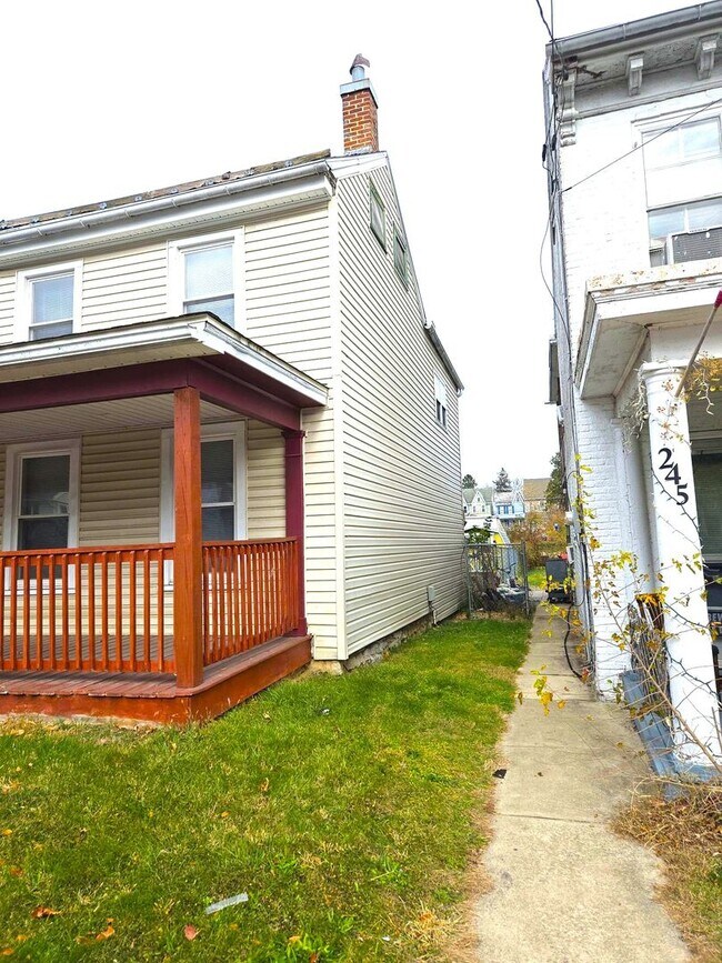 Building Photo - Spacious 3-bedroom single-family home in Chambersburg Borough