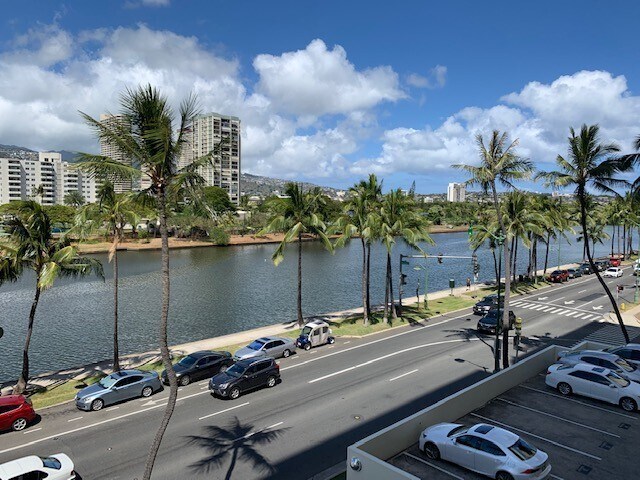 Building Photo - Waikiki Twin Towers - Great location in he...