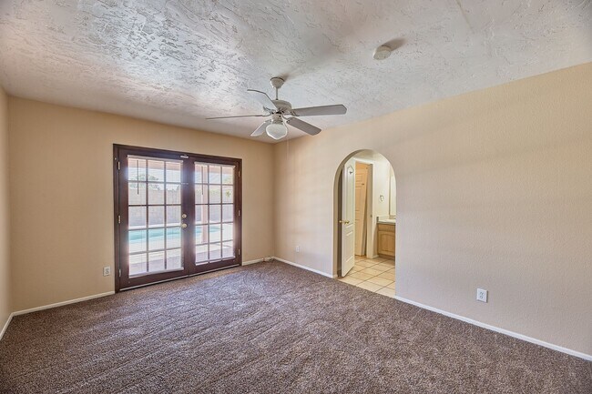 Building Photo - Garden Dr