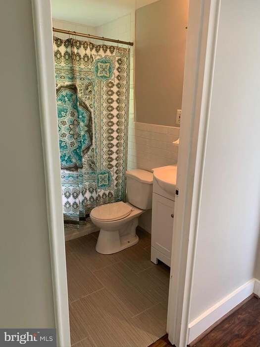 Building Photo - 210 Oakwood St SE