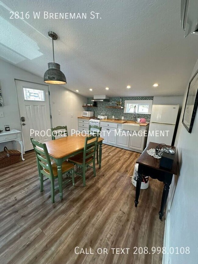 Building Photo - Charming Upper Unit Studio – Fully Furnished Above Garage | $1,195.00 | Near Downtown