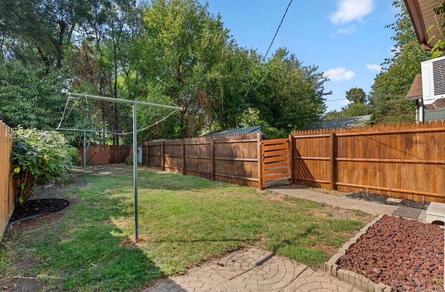 Building Photo - 243 Edgewood Pl